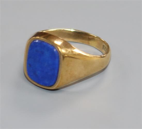 A 9ct. gold and lapis lazuli signet ring, size S.